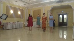 Интересный конкурс девушек на свадьбе. Принеси то, о чем поётся в песне.