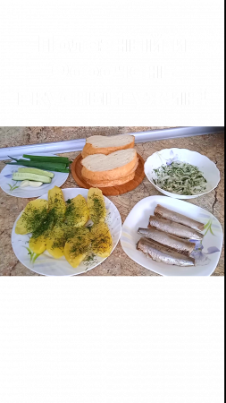 Отварной картофель с маслом и укропом. Иваси вяленая. Лук маринованный. Вкусный ужин