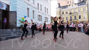 Горячий мексиканский танец. Латиноамериканский танец на Контрактовой площади. Киев. 7.09.2019.