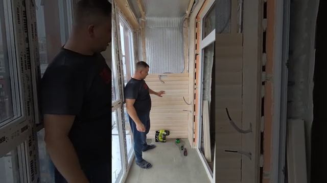 Панорамный балкон с утеплением и красивой отделкой. смотреть онлайн