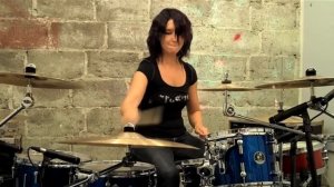 Соло девушки на ударной установке