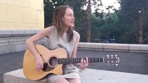 Девушка поет под гитару   Zaz je veux на Русском языке