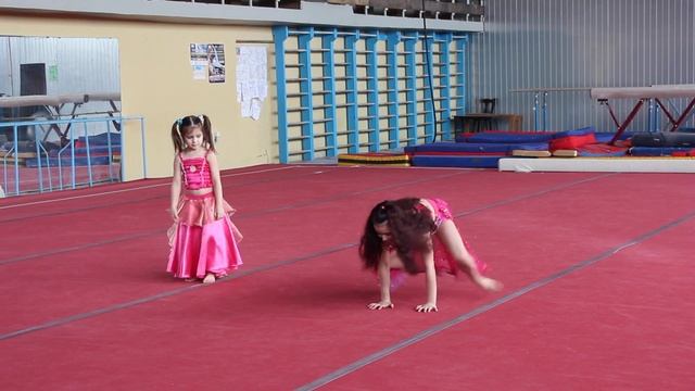 Сестры - гимнастки танец "Джими джими ача ача" смотреть онлайн