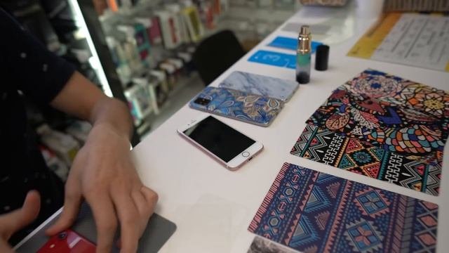 Плоттер MOCOLL / оклейка смартфона в декоративную пленку / особенности оклейки / подробный обзор