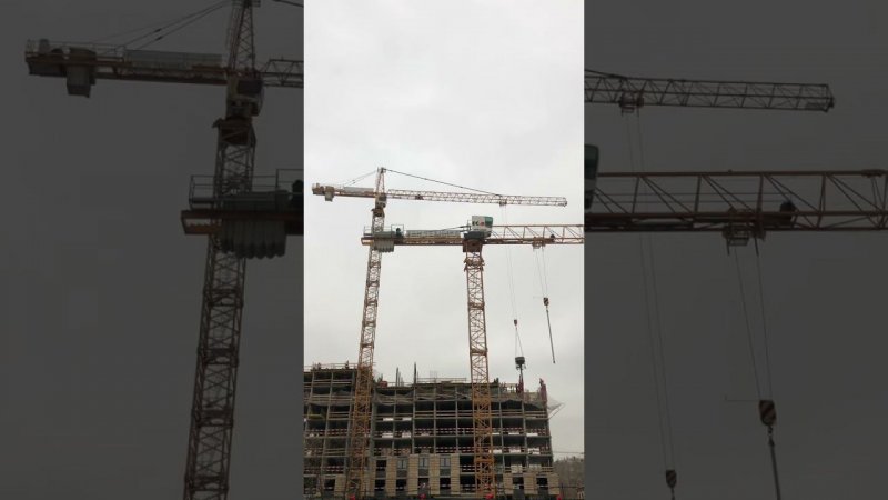Красиво стоят! Бетон пошёл. Башенные краны LIEBHERR #shorts