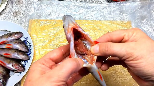 Как быстро почистить окуня для ухи/How to clean fish (perch) смотреть онлайн