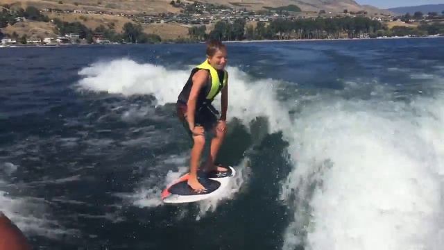 Grabbing some H20 while surfin the wake! смотреть онлайн