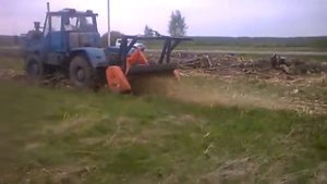 Измельчитель лесной навесной (мульчер ИЛН-2000), работа на тракторе ХТЗ Т-150К