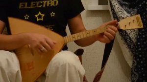 Балалайка - игра правой рукой (видеоурок)