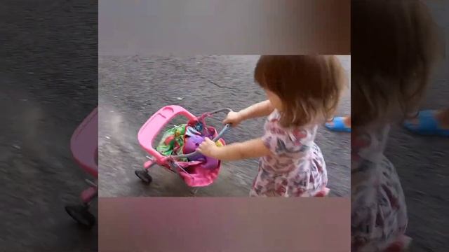 Гуляем на улице!!!!! Встречаем папу!!!!! смотреть онлайн