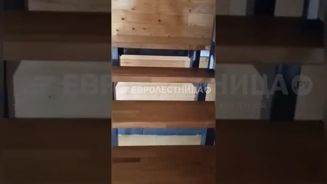 Лестница (Евролестница) с поворотной площадкой с поворотом на 180 градусов и перилами в стиле лофт