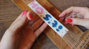 Как закрепить нить при плетении браслета из бисера на станке и начать новую?