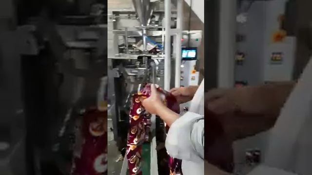 coller type packing machine with toy conveyor