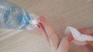 КАК СМЫТЬ ЛАК С НОГТЕЙ , ЕСЛИ ЖИДКОСТЬ ДЛЯ СНЯТИЯ ЛАКА ЗАКОНЧИЛАСЬ?!