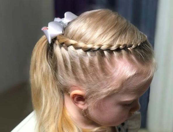 Прическа на первое сентября для девочки _ Хвост с косой и декором из резинок _ Прическа в школу смотреть онлайн