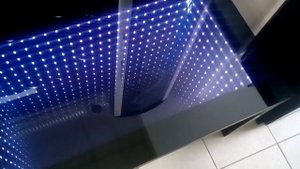 Крутой журнальный стол с эффектом бесконечности