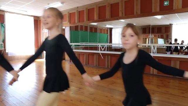 Танцы для детей по кругу мы ходили смотреть онлайн