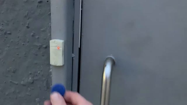 Электромеханический замок на уличную дверь. СКУД вход и выход по карте доступа.