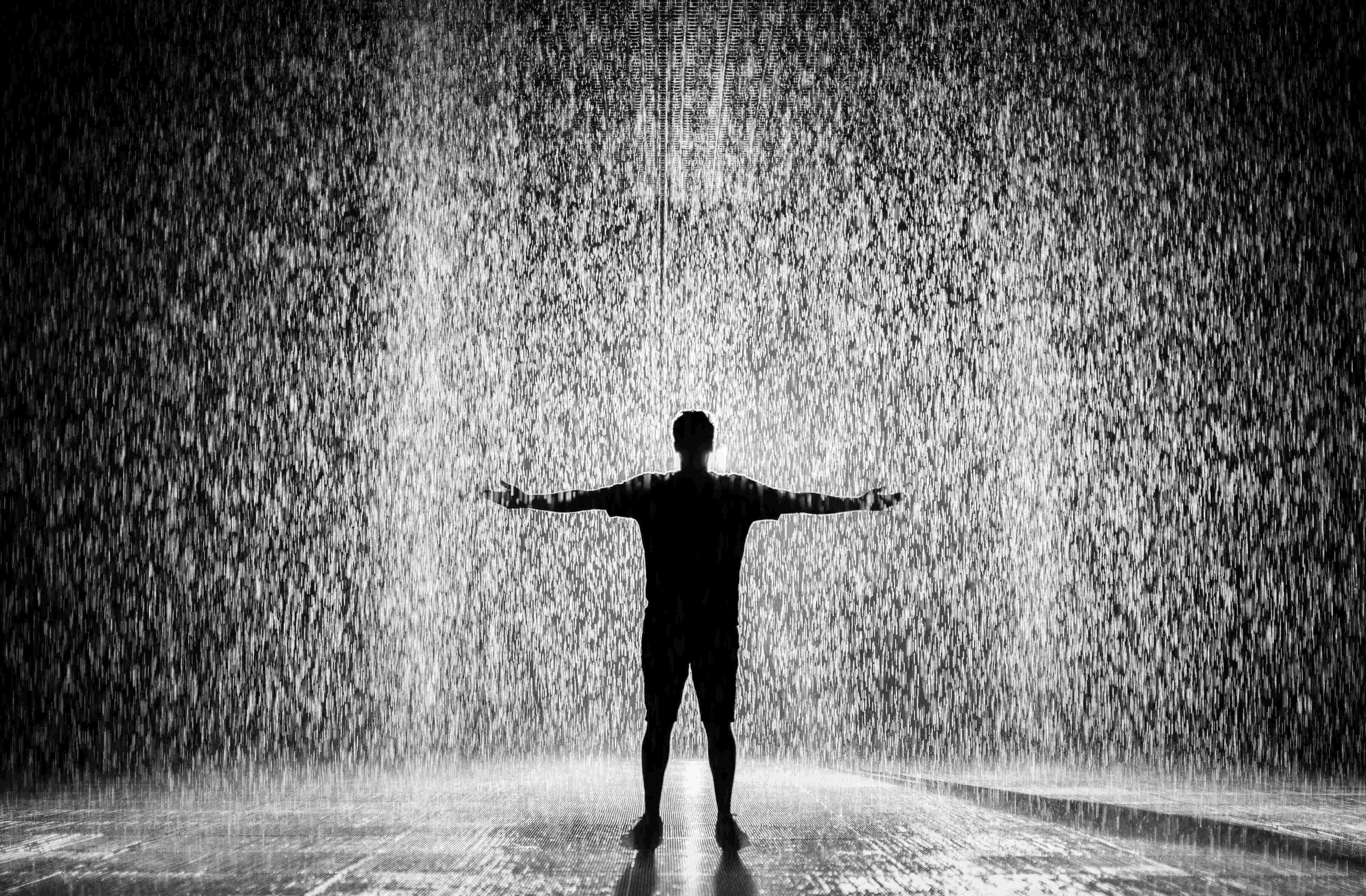Человек стоящий под дождем