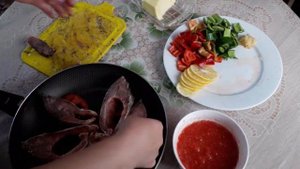 Рыба с овощами на сковороде.