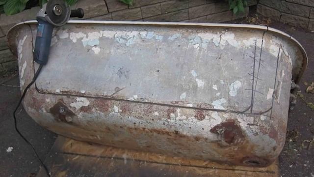 Разрезав старую ванну пополам, дачник сделал вещь, которая точно пригодится на каждом участке