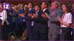 Зал аплодирует стоя Путину, выражая поддержку после событий 24 июня / Известия