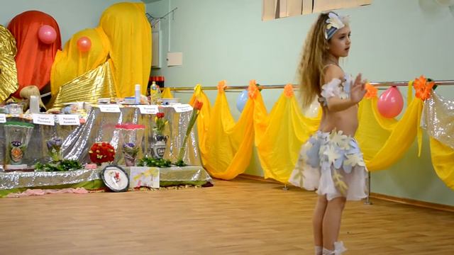 Восточный танец в костюме из обоев смотреть онлайн