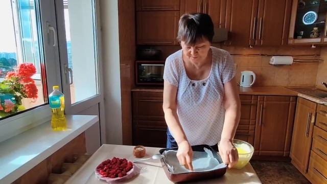 Пирог с малиной и мятой. Очень изысканный ,ароматный простой в приготовлении.