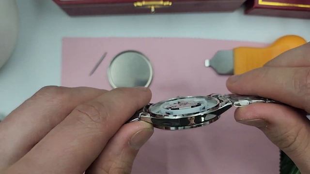 Замена батарейки в наручных часах | Краткая инструкция