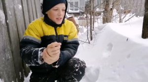 Строим домик на двоих в сугробе из снега