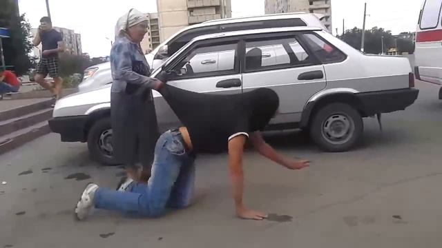 Бабка держит мужика за футболку и ведёт по улице. смотреть онлайн