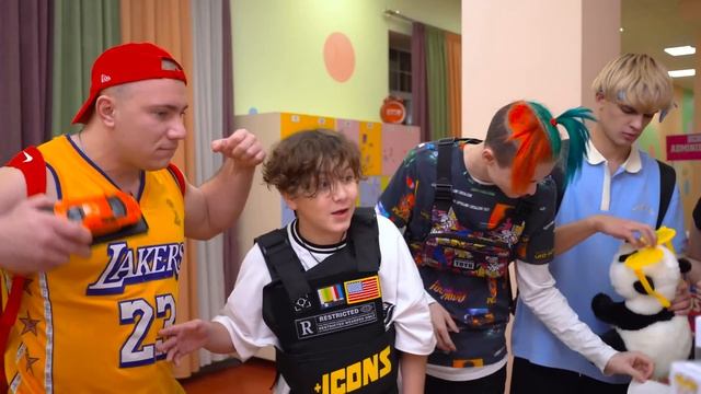 АМИНА СПАСАЕТ БЕЗДОМНЫХ ЖИВОТНЫХ! ЗАЧЕМ ВСЕ ПРОДАЮТ СВОИ ВЕЩИ в КАМПУСЕ?