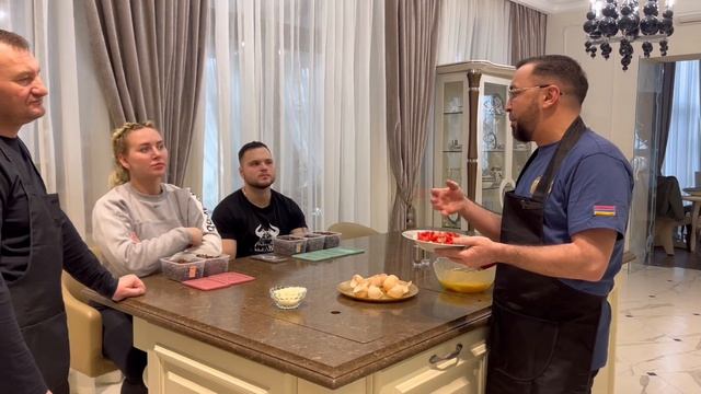 Изготовка первой партии лакомств AlfaBulls и приготовление супер завтрака от Олега смотреть онлайн