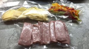 Вакуумирую овощи и продукты питания.