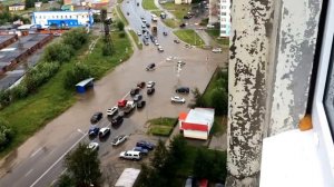 Нижневартовск-сильный ливень гроза, затоплены дороги и машины
