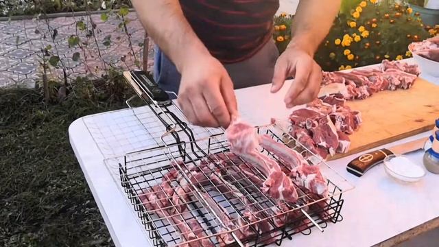 Шашлык из бараньих ребрышек.Шашлык из ребрышек приготовленный на решетке. смотреть онлайн