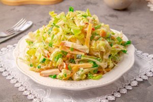 Салат с копченой курицей, пекинской капустой и кукурузой