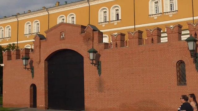 начало прогулки по александровскому саду в москве александровский сад, стены кремля летом днём