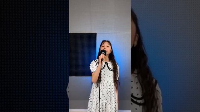 Джумагалиева Жасмин поет песню "Три желания" В.Старикова. смотреть онлайн