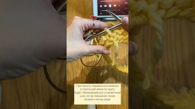 Вязание платочной вязки по кругу на рукаве