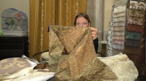 #307. Какие шторы выбрать для зеленых обоев с золотым рисунком в гостиную, мебель цвета темный орех