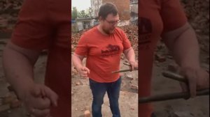 Демонтаж кирпичной трубы вручную