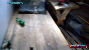Нашел землянку в глухом лесу. Походный оптимист?