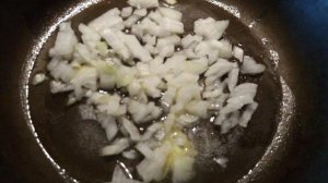 Яичница из деревенских яиц с ветчиной и помидорами