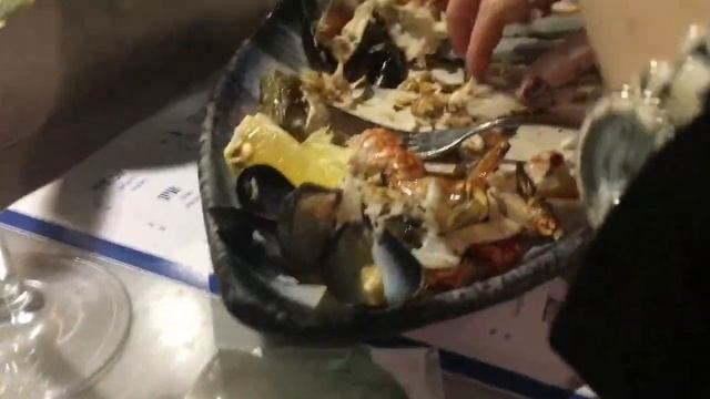 Обзор еды морепродукты кальмары,крабы,криветки ресторан Sarona смотреть онлайн