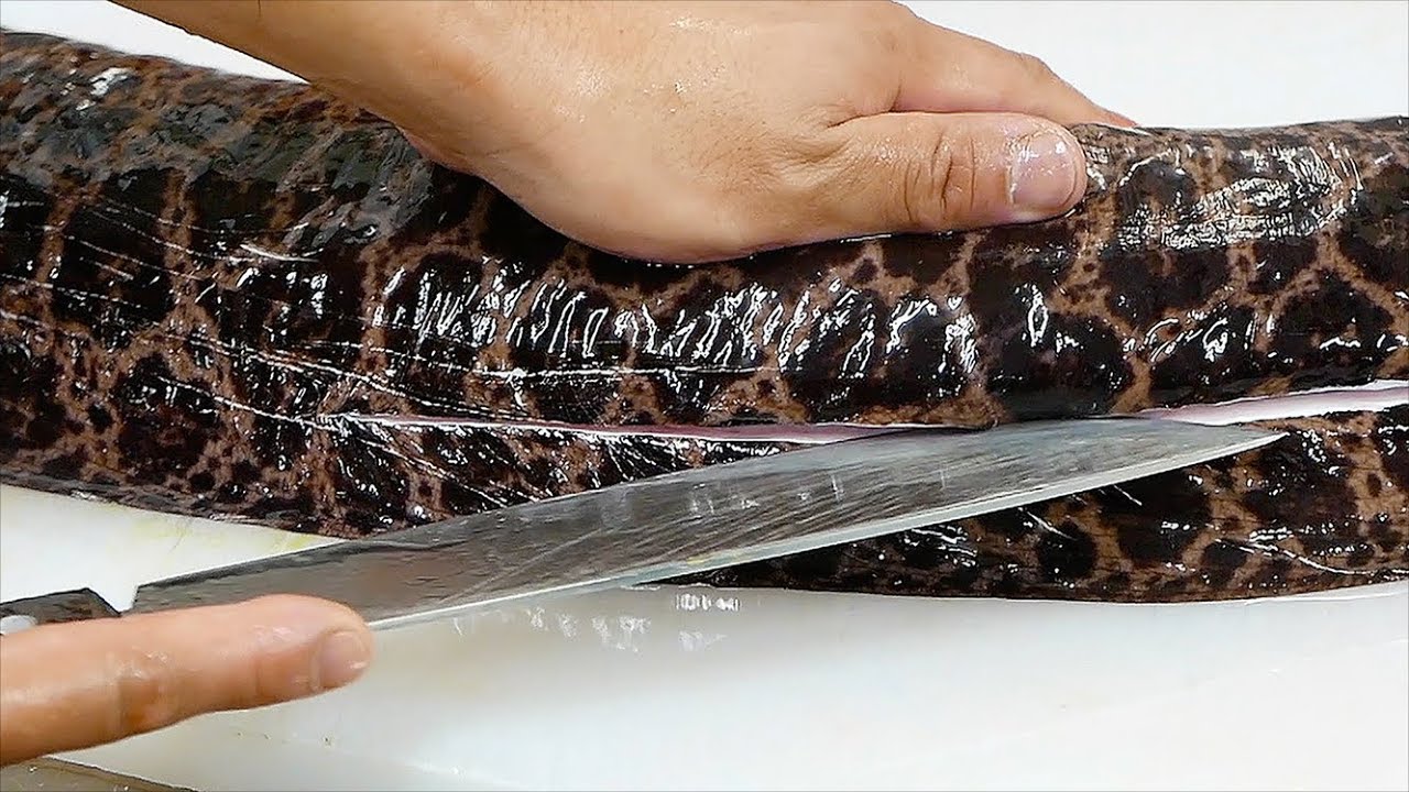 Японская уличная еда - гигантский муреный угорь морепродукты Япония