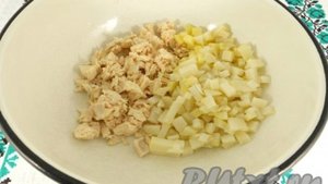 Классический рецепт салата Столичный с курицей и солёными огурцами