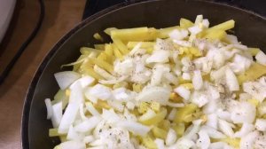 Готовлю маслята с картошкой.