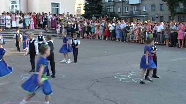 Выпускной в Лутугинской школе №2  танец детей ДС Ласточка-(480p25).mp4