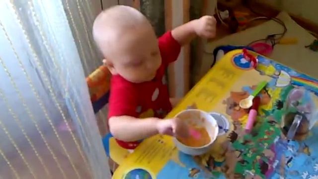 ребенок 1год кушает сам суп ложкой смотреть онлайн